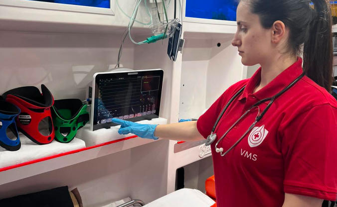 Žena posmatra ekran za dijagnostiku tokom sanitetskog prevoza VMS TIM-a