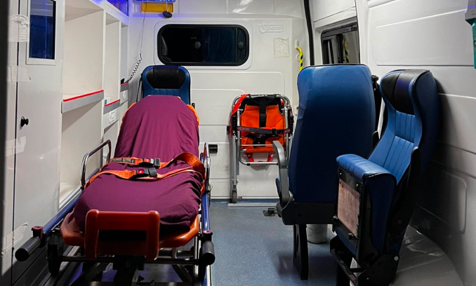 Unutrašnjost sanitetskog vozila VMS TIM-a sa medicinskom opremom