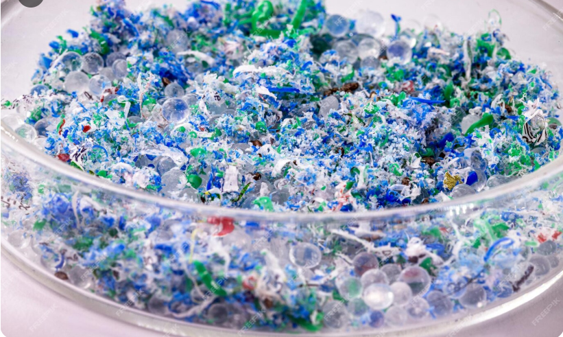 Fotografija mikroplastike u Petrijevoj posudi – raznobojni komadići plastike.Plastika u telu